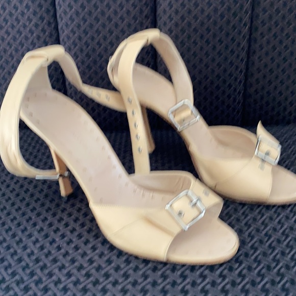 Used Manolo Blahnik opened toe pumps. - Picture 3 of 6